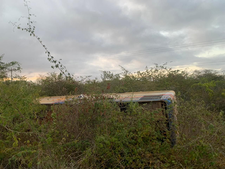 Ônibus com romeiros de Teresina tomba