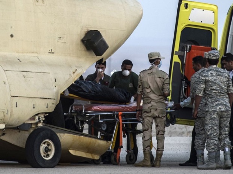 Paramédicos egípcios transportam corpos das vítimas da queda do avião russo em aeronave militar. (Foto: AFP PHOTO / KHALED DESOUKI ) Fonte: G1