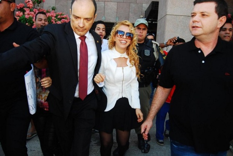 Joelma deixa Fórum após assinar divórcio (Foto: Marcelo Loureiro/AgNews)