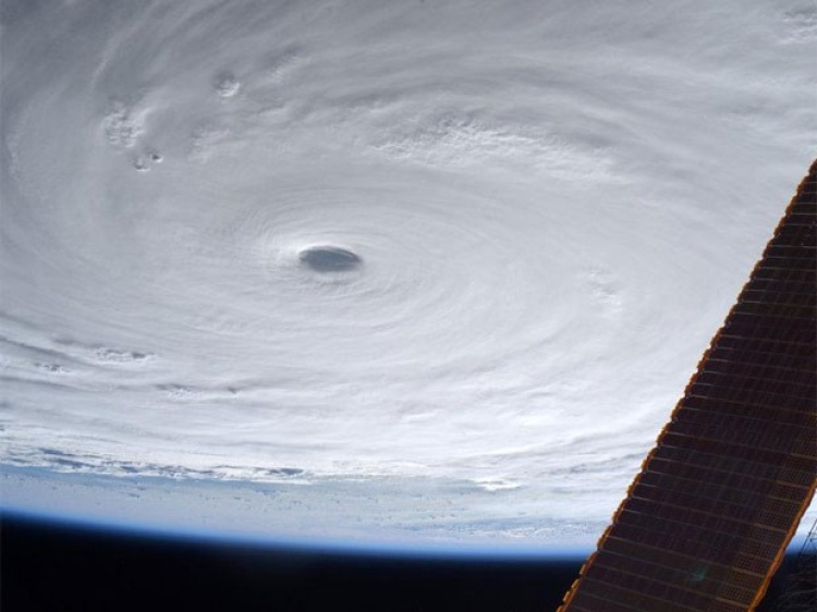 Astronauta japonês fez registro do supertufão Soudelor da Estação Espacial Internacional. Tempestade vai em direção ao Japão, Taiwan e China (Foto: Reprodução/Twitter/Kimiya Yui)