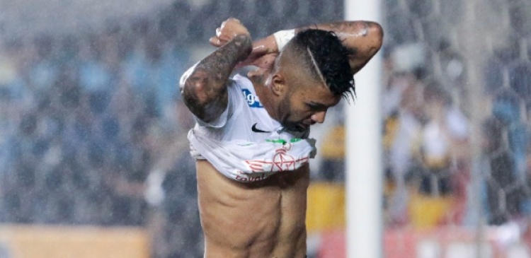 Gabriel Barbosa perdeu um pênalti, mas marcou o gol da vitória santista