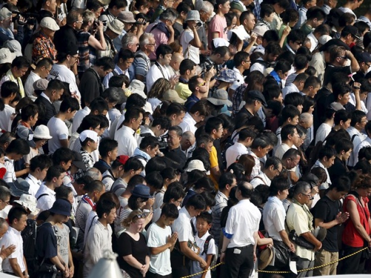 Em silêncio, multidão reza pelas vítimas da bomba nuclear de Hiroshima, durante cerimônia pelos 70 anos do bombardeio, no Parque Memorial da Paz, na quinta (6) (Foto: Reuters/Thomas Peter)