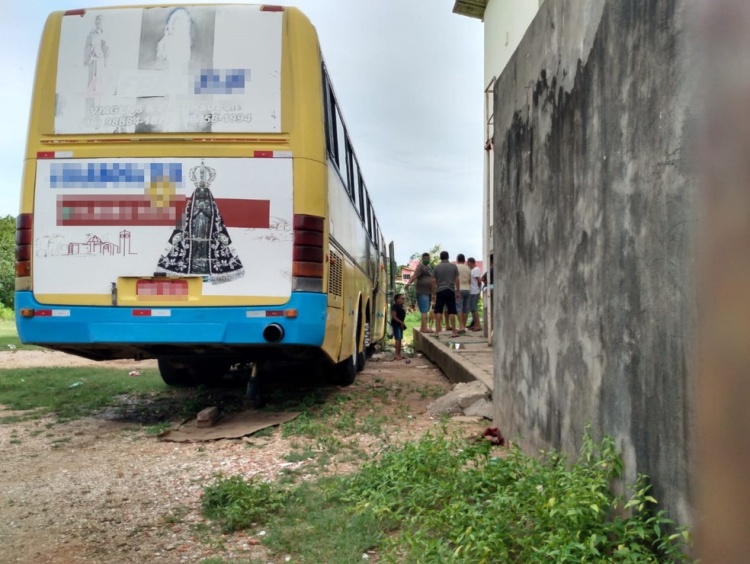 Mecânico morre esmagado por ônibus em Teresina — Foto: Lívia Ferreira/g1 PI