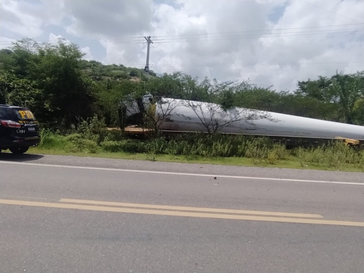 Carreta que carregava pá eólica tomba em rodovia no Piauí - Foto: Divulgação/PRF