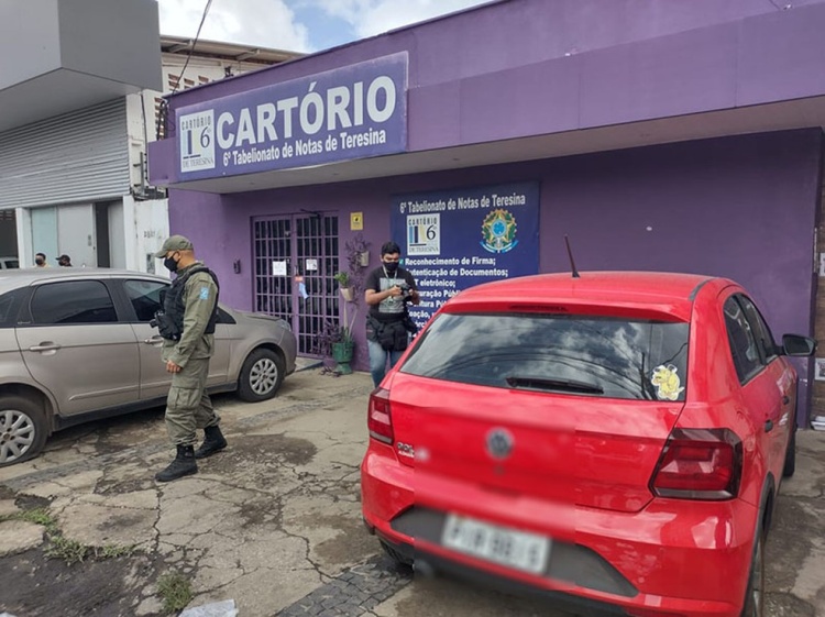 Dupla rouba homem na saída de cartório e saem atirando atingindo carros — Foto: Ravi Marques/ TV Clube