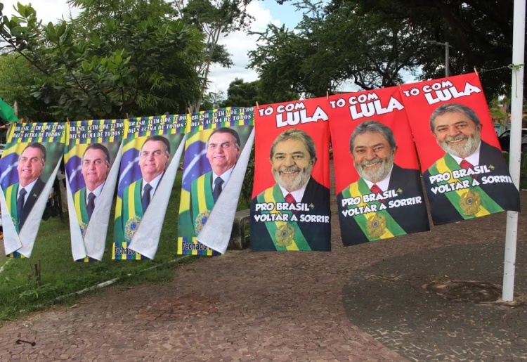 Justiça Eleitoral determina remoção de toalhas com apoio a Lula e Bolsonaro das ruas de Teresina — Foto: Layza Mourão/g1