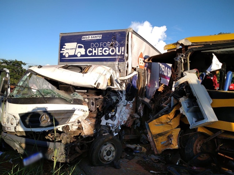 Ônibus escolar transportando crianças colide contra caminhão e caminhonete na BR-135, no Sul do Piauí — Foto: Polícia Rodoviária Federal