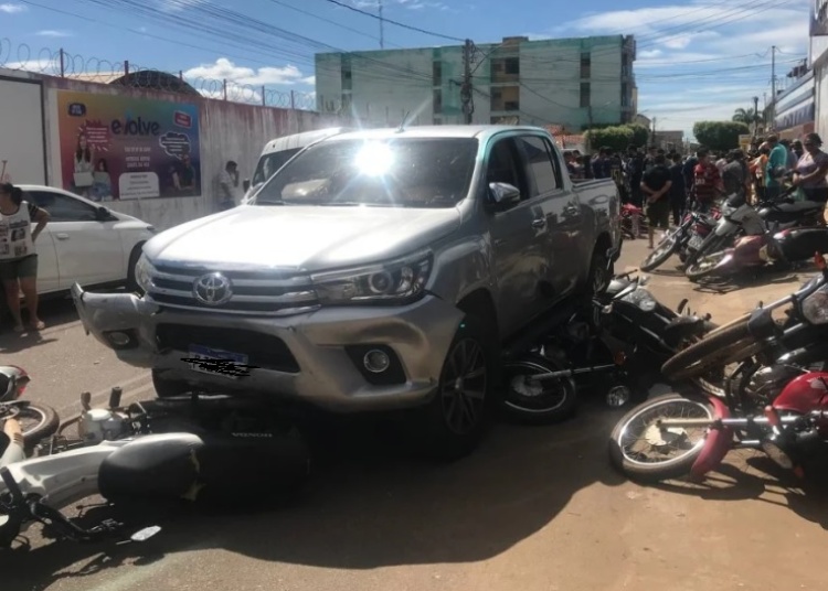 Motorista perdeu controle de veículo e colidiu com 16 motocicletas - Foto: Cidades na Net