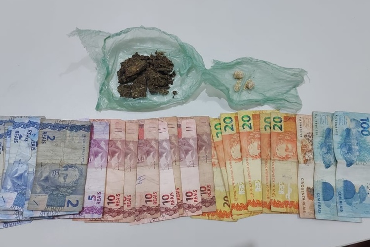 Com o acusado foram encontrados 16 gramas de maconha, 1 grama de crack e R$ 476,00 (Foto: Reprodução)