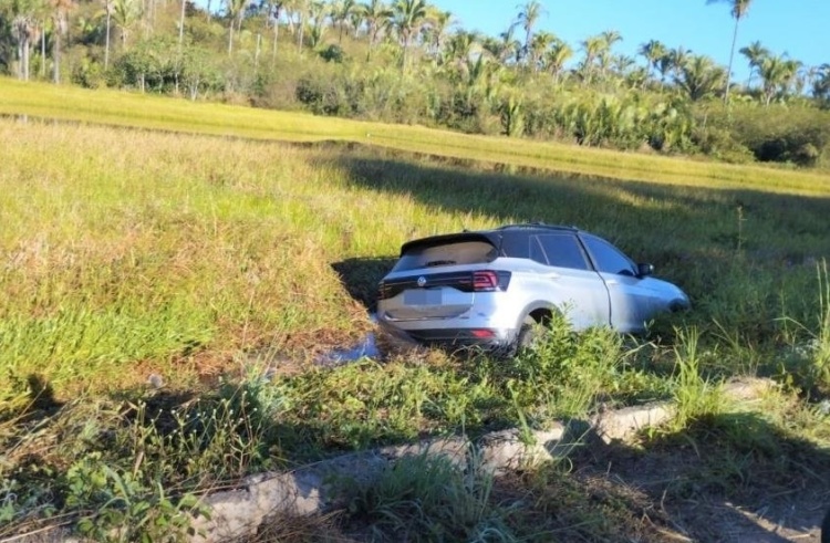 Motorista perde controle da direção e carro cai dentro de açude no Piauí - Foto: Reprodução/WhatsApp