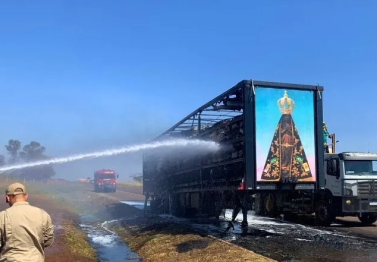 Carreta pega fogo na Rodovia Federal de Mato-Grosso - Foto: Reprodução