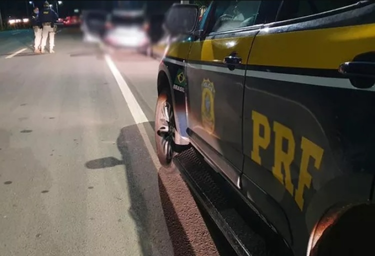 Dois são presos em flagrante ao tentar roubar carro com criança dentro e trocar tiros com a PRF em Teresina — Foto: Divulgação /PRF-PI