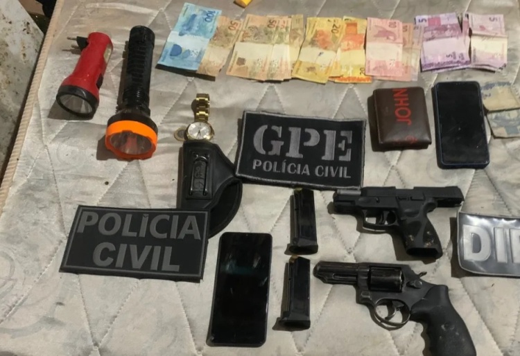 Armas e dinheiro apreendidos pela Polícia Civil em Teresina — Foto: Divulgação/PC-PI