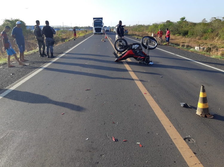 Motociclista morre e irmã perde pé em colisão com carro na BR-316, entre Teresina e Demerval Lobão — Foto: Divulgação/PRF