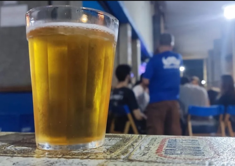 Copo com cerveja em bar em Botafogo, na Zona Sul do Rio. — Foto: Daniel Silveira/G1