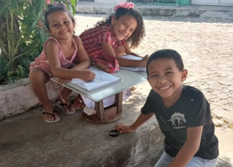 Da esquerda para a direita, os irmãos Maria Eloá, 4 anos - que morreu no incêndio -, Francisca Aylla, 7 anos - está internada -, e Francisco Ayllan, 6 anos - também faleceu. — Foto: Reprodução