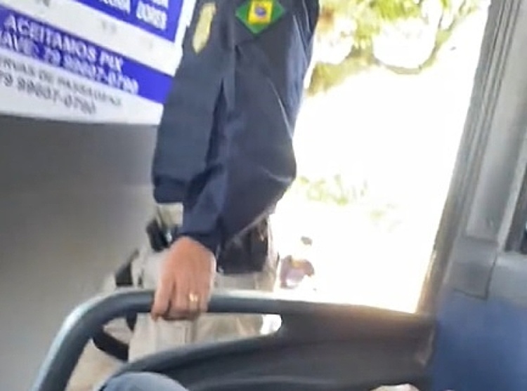 Vídeo postadonas redes sociais mostra agente da Polícia Rodoviária Federal em ônibus - Reprodução/Twitter