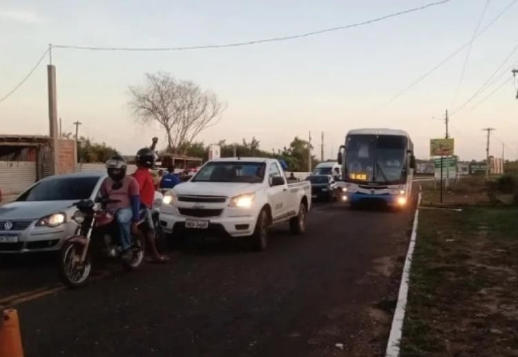 Moradores bloqueiam trecho da PI-113 em protesto por melhorias na rodovia — Foto: Reprodução