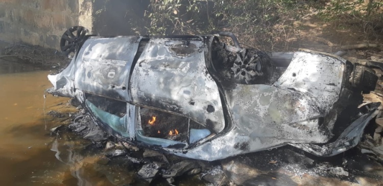 Carro pegou fogo após tombar | FOTO: Divulgação/PRF PI