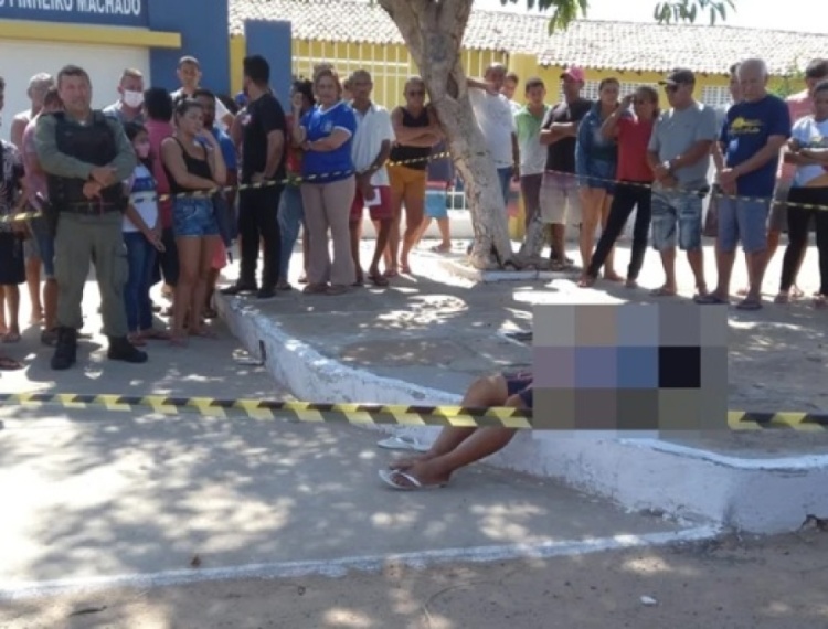 Homem é assassinado a tiros na porta de escola em Luís Correia-PI - Imagem: Reprodução/WhatsApp