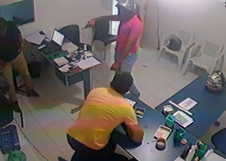 Dupla invade escritório de empresa de transporte coletivo em Parnaíba