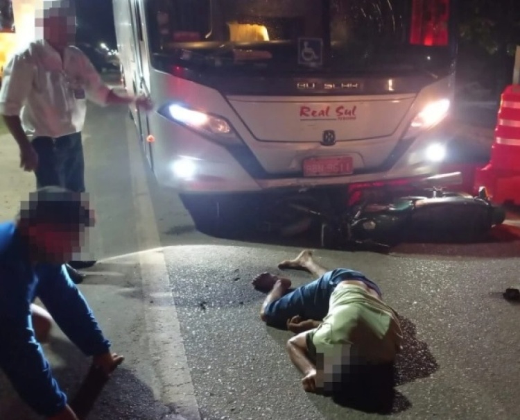 Acidente entre moto e ônibus deixa homem ferido no Norte do Piauí