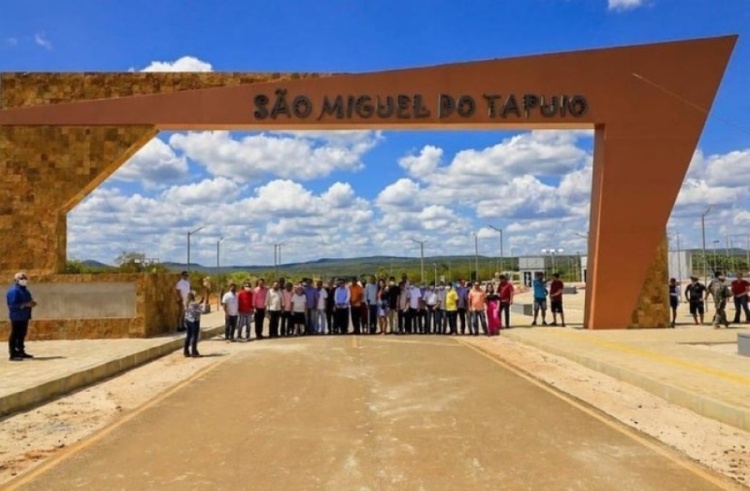 Foto durante visita da Governadora Regina Sousa em 23.11.2022