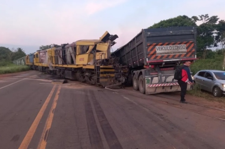 Maquinista morre após colisão entre trem e caminhão — Foto: Divulgação /PRF