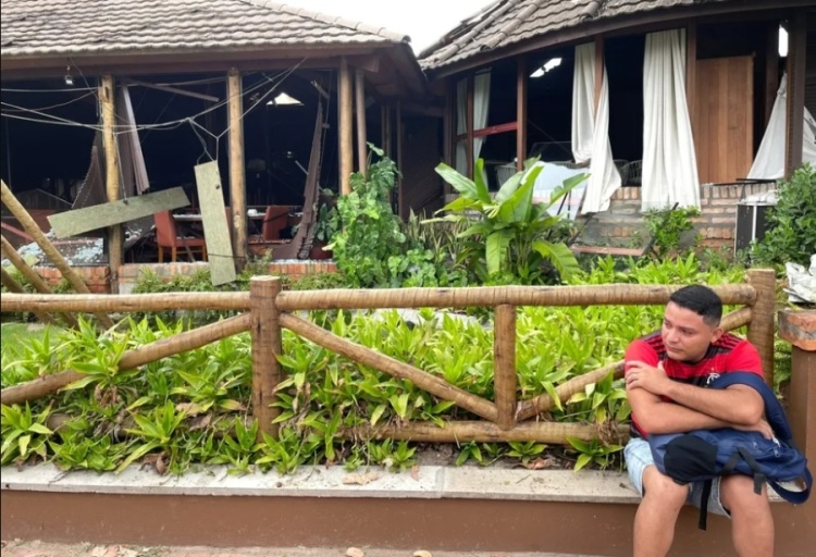 Explosão em restaurante na Zona Leste de Teresina afetou lojas e residências próximas a 4 quarteirões de distância; fotos — Foto: Isabela Leal/g1