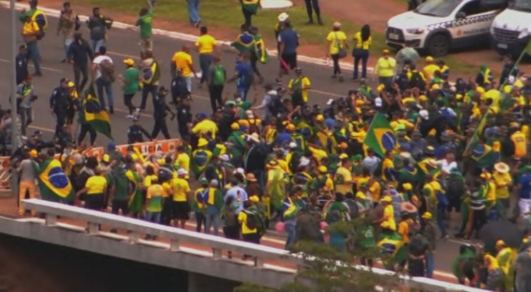 Manifestantes caminham pela Esplanada, rumo ao Congresso Nacional, neste domingo, 8 de janeiro CNN