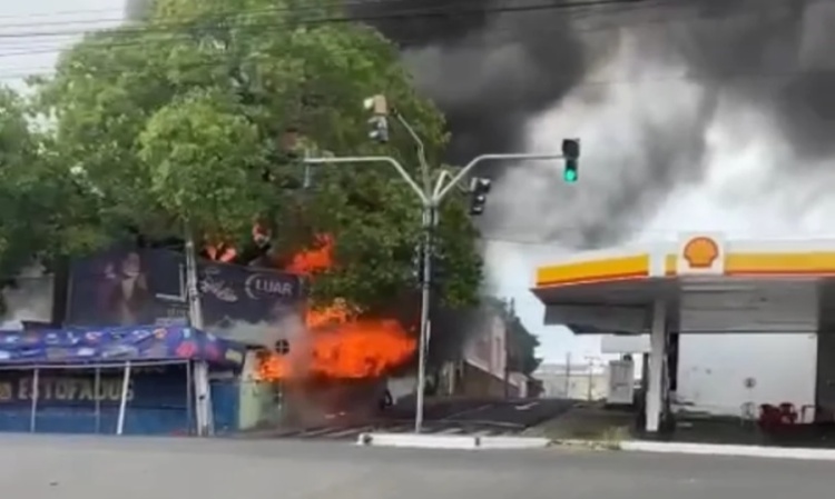  Incêndio destrói oficina de estofados na zona Sul de Teresina (Foto: Reprodução)