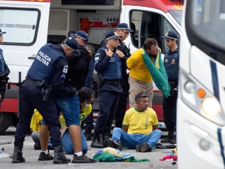 Bolsonaristas presos durante ato de terrorismo - Foto: Ton Molina/FotoArena/Estadão Conteúdo