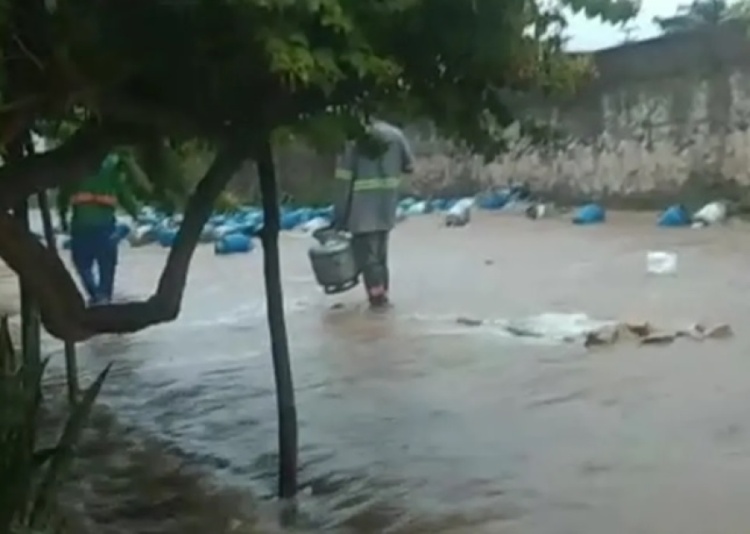 Botijões de gás são arrastados pela água da chuva em Piripiri — Foto: Reprodução