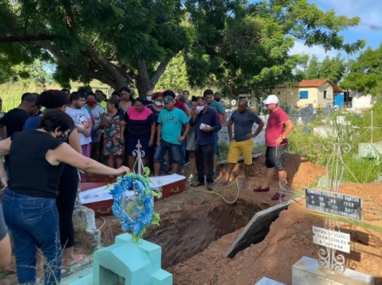 Corpo de estudante da UFPI morta após calourada é sepultado sob forte comoção — Foto: Josiane Sousa /TV Clube