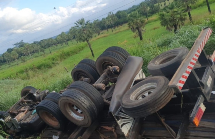 Motorista morre após caminhão capotar na BR 316 em Passagem Franca-PI - Imagem: Reprodução/WhatsApp