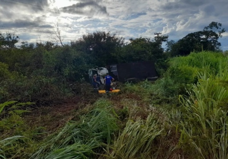 Caminhoneiro morre após invadir pista contrária e veículo tombar na BR-135, no Sul do Piauí — Foto: Divulgação/PRF-PI