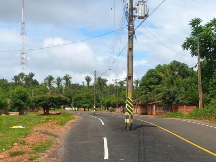 Moradores de comunidade rural reclamam de asfalto construído sob postes de energia, em Miguel Alves — Foto: Reprodução