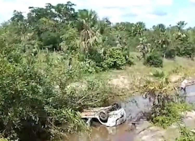 Carro cai dentro de riacho em José de Freitas, no Piauí — Foto: Reprodução