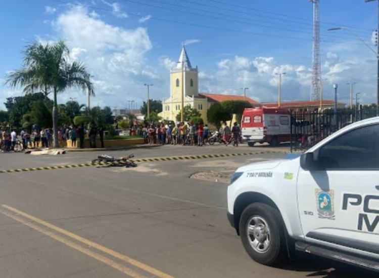 Motociclista morre após colisão com veículo no centro de Cocal, no Piauí (Foto: Reprodução/ Cocal Alerta)