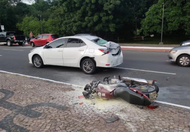 Motociclista quebra clavícula e perna após colidir contra carro na Av. Marechal Castelo Branco, em Teresina — Foto: Francisco Lima /TV Clube