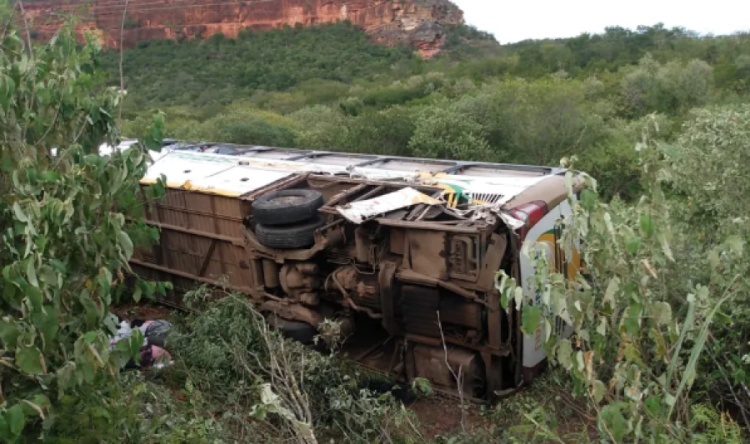 Ônibus e caminhão tombam e deixam quatro feridos em São Raimundo Nonato, Sul do Piauí — Foto: Divulgação /PM-PI