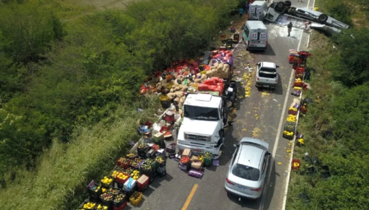 Acidente entre carro e caminhões espalha toneladas de alimentos por pista no Ceará — Foto: Culode Sampaio/Arquivo pessoal