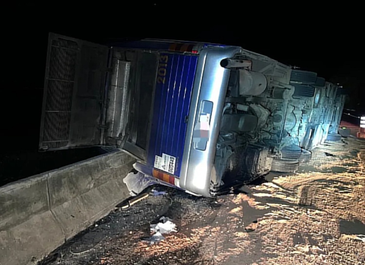 Tombamento de ônibus de turismo deixa mortos e feridos na Rodovia Régis Bittencourt, em Cajati, no interior de São Paulo — Foto: Polícia Rodoviária Federal (PRF)