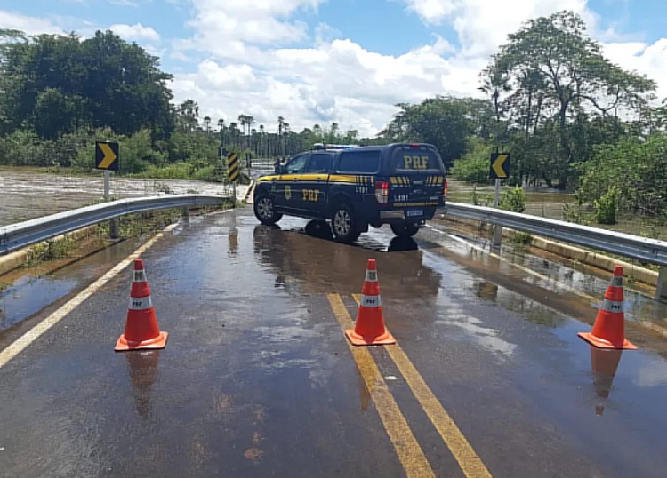 Chuva causa alagamento e trecho da BR-222 é interditado nos dois sentidos em Piripiri, no Piauí — Foto: Divulgação/PRF