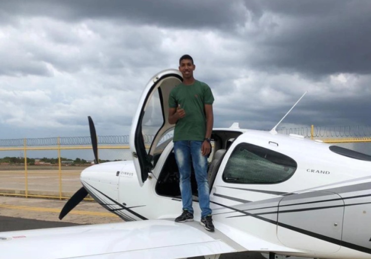 Filho do piloto foi um dos responsáveis por pilotar a aeronave - Foto: Reprodução