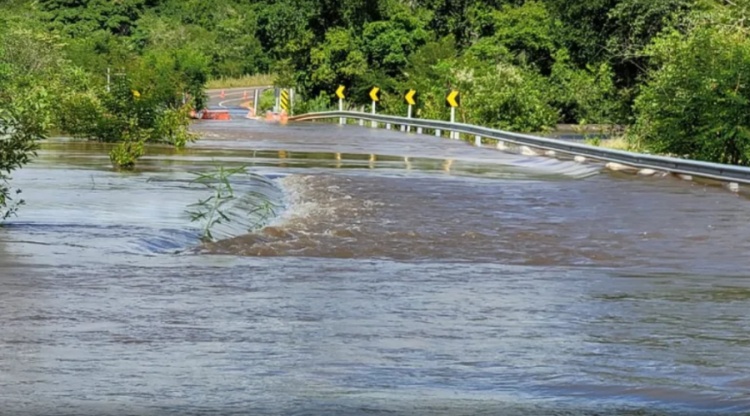 Chuvas deixam BR-222 coberta pela água, entre as cidades de Piripiri e Batalha, no Piauí — Foto: Polícia Rodoviária Federal