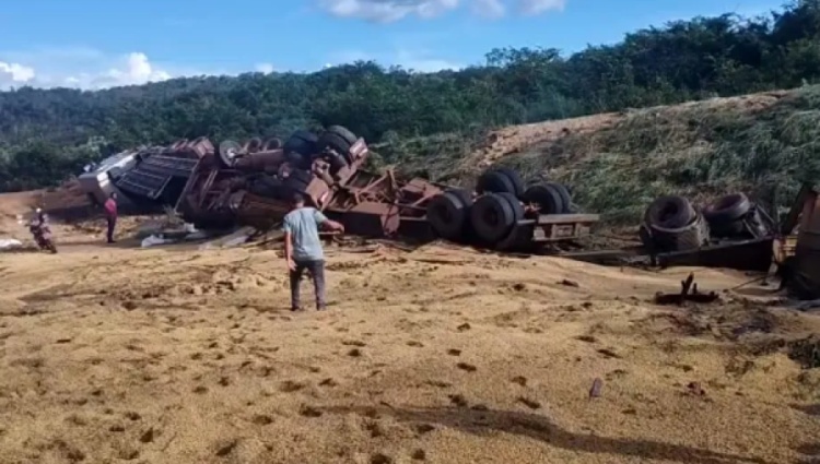 Motorista morre após caminhão tombar e bater em outro veículo tombado na PI-247 em Uruçuí (PI) — Foto: Reprodução