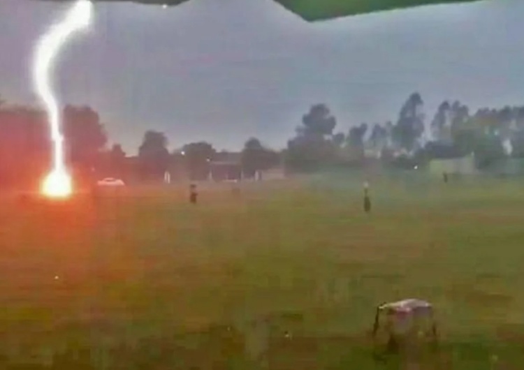 Imagem ilutstrativa de raio atingindo campo de futebol - Foto: Reprodução