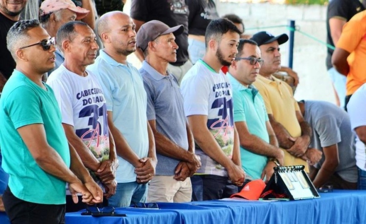 Prefeito e equipe da gestão em mesa de honra na abertura do evento 