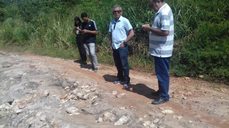 Funcionários da SDR de Teresina visitando a estrada